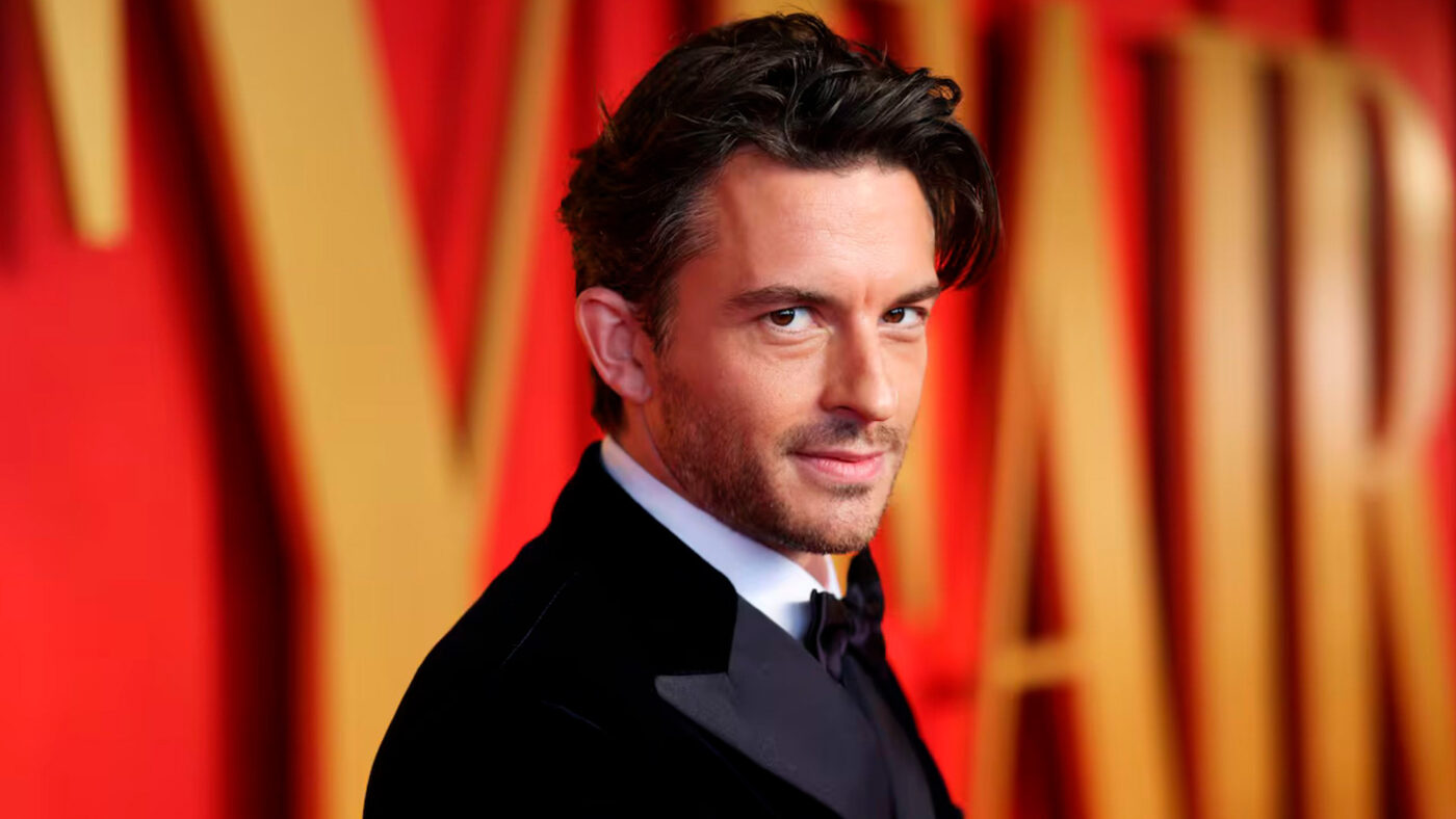 Retrato del actor Jonathan Bailey, hombre mas sexy mundo según la revista People, vestido de esmoquin.