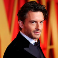 Jonathan Bailey, el hombre más sexy del mundo: “Es completamente absurdo” Retrato del actor Jonathan Bailey, hombre mas sexy mundo según la revista People, vestido de esmoquin.