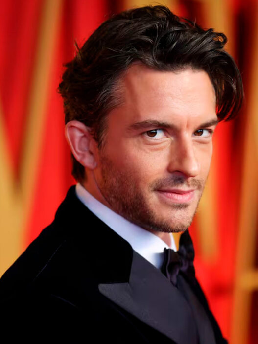 Retrato del actor Jonathan Bailey, hombre mas sexy mundo según la revista People, vestido de esmoquin.