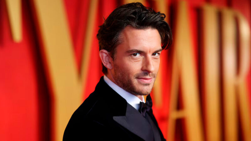 Retrato del actor Jonathan Bailey, hombre mas sexy mundo según la revista People, vestido de esmoquin.