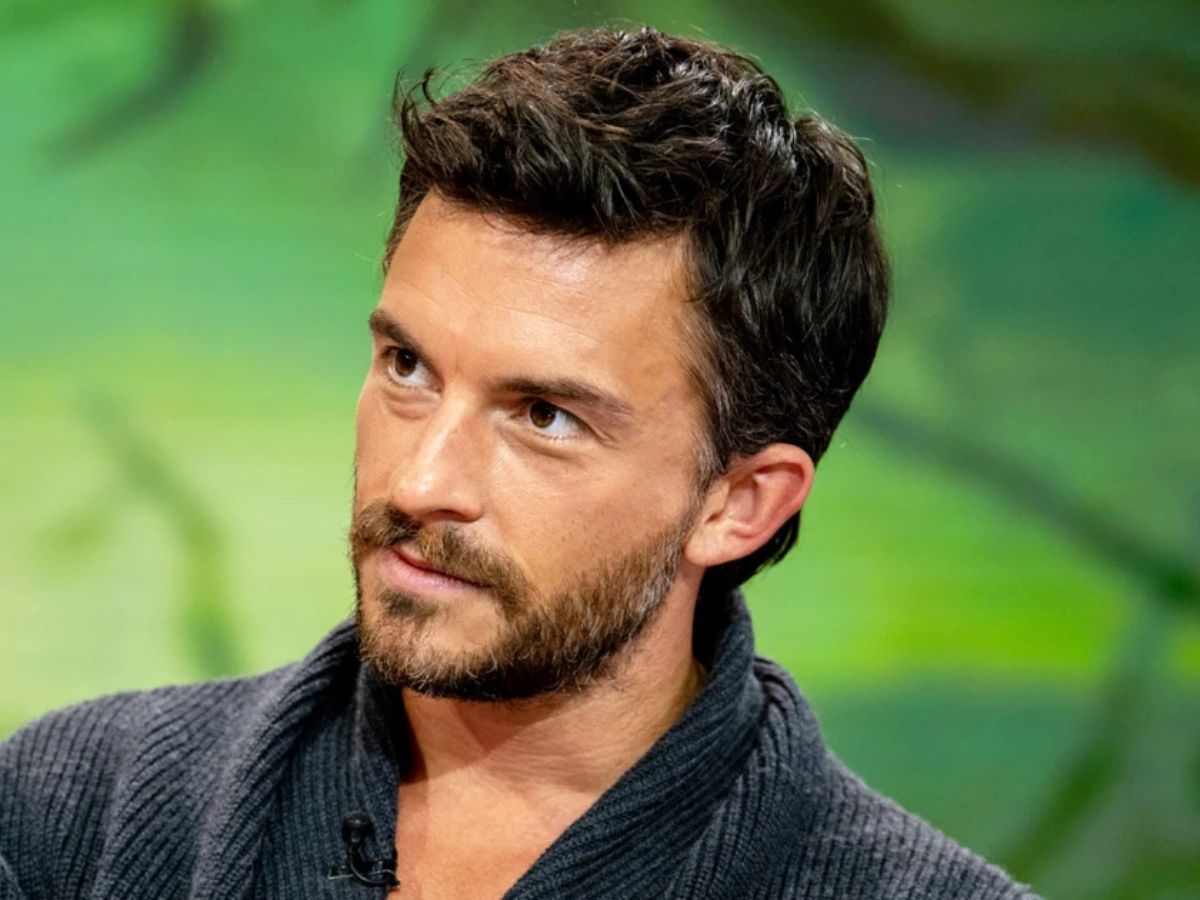 Retrato del actor Jonathan Bailey vestidos con una rebeca gris