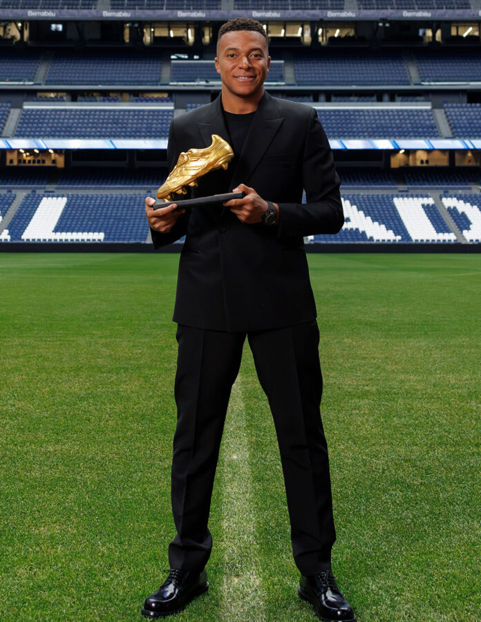 Traje negro de lana con solapas en pico de Dior.