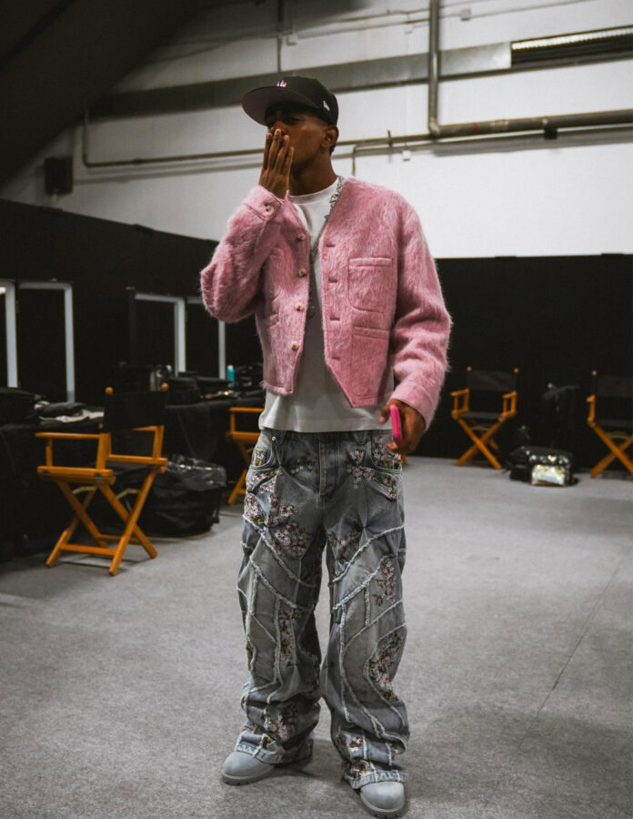 Lamine Yamal vestido con una chaqueta Kenzo rosa