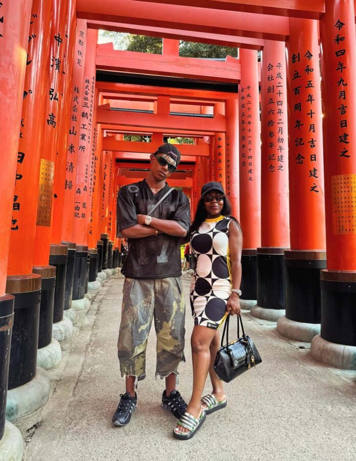 Lamine Yamal con outfit urbano en Fushimi Inari junto a su madre.