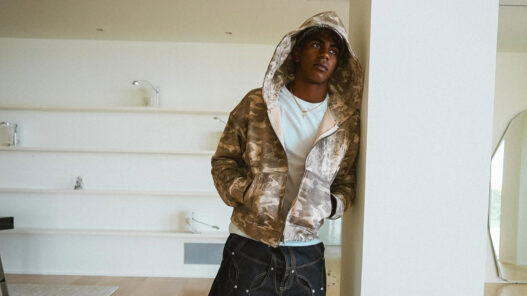 Lamine Yamal con sudadera camuflada y vaqueros oscuros.