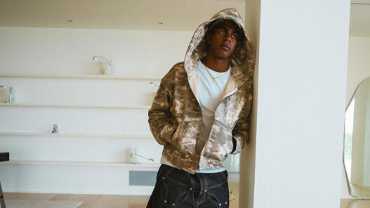 Lamine Yamal con sudadera camuflada y vaqueros oscuros.