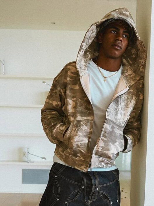 Lamine Yamal con sudadera camuflada y vaqueros oscuros.