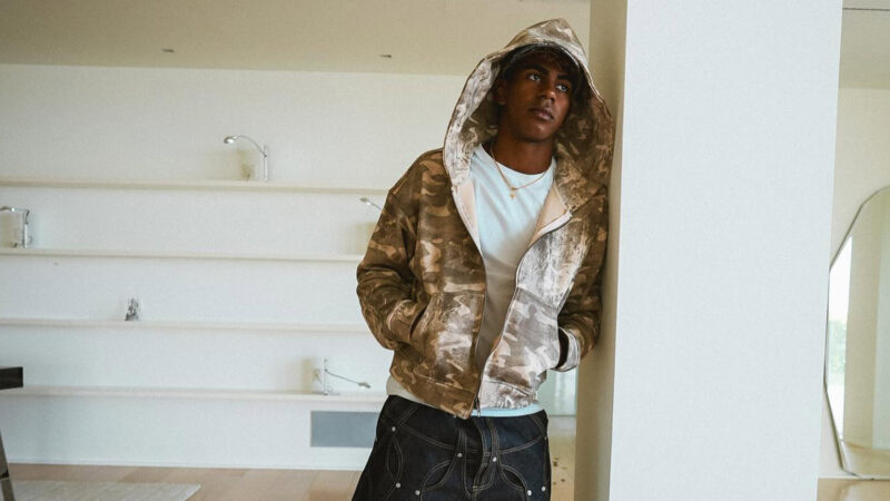 Lamine Yamal con sudadera camuflada y vaqueros oscuros.