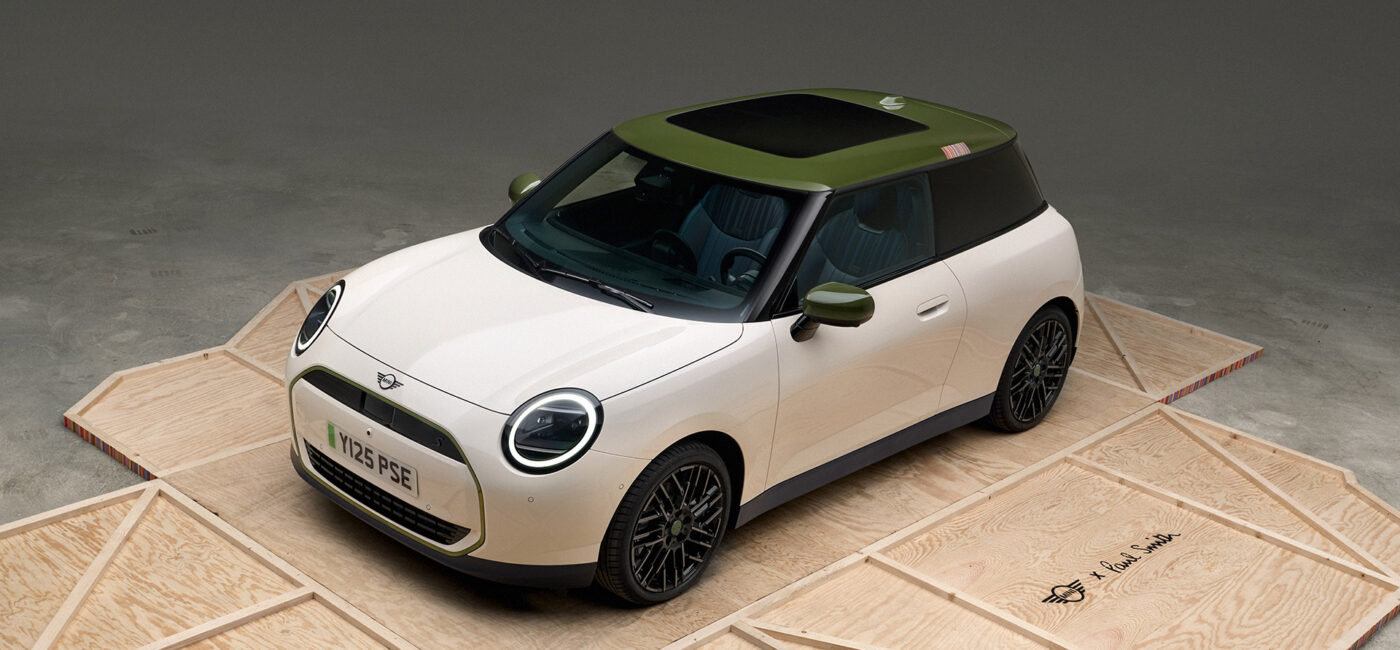 Vista superior del Nuevo MINI Paul Smith Edition en color blanco con techo Nottingham Green.