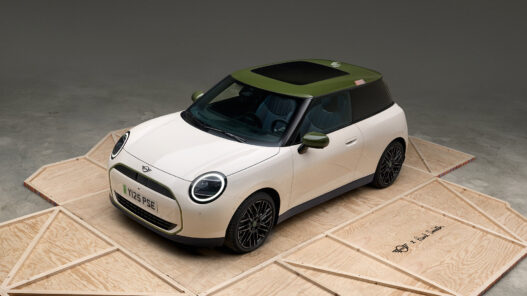 Vista superior del Nuevo MINI Paul Smith Edition en color blanco con techo Nottingham Green.