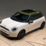 Vista superior del Nuevo MINI Paul Smith Edition en color blanco con techo Nottingham Green.