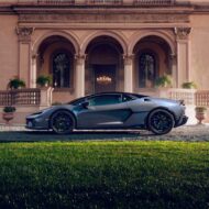 Qué marcas de coches sí son de lujo en 2025 (y cuáles no, aunque lo parezcan) Lamborghini gris aparcado frente a un palacete. Imagen destacada de una artículo sobre las marcas de coches de lujo en 2025