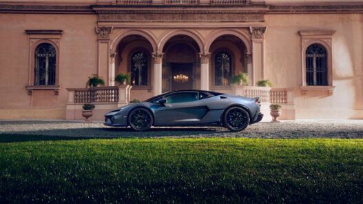 Lamborghini gris aparcado frente a un palacete. Imagen destacada de una artículo sobre las marcas de coches de lujo en 2025