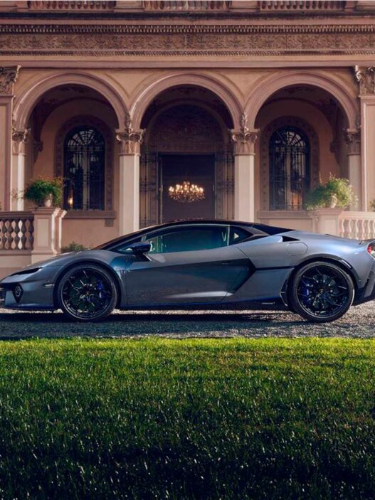 Lamborghini gris aparcado frente a un palacete. Imagen destacada de una artículo sobre las marcas de coches de lujo en 2025