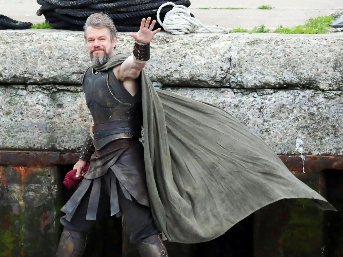 Matt Damon saluda a la cámara en pleno rodaje de la película La Odisea, de Christopher Nolan