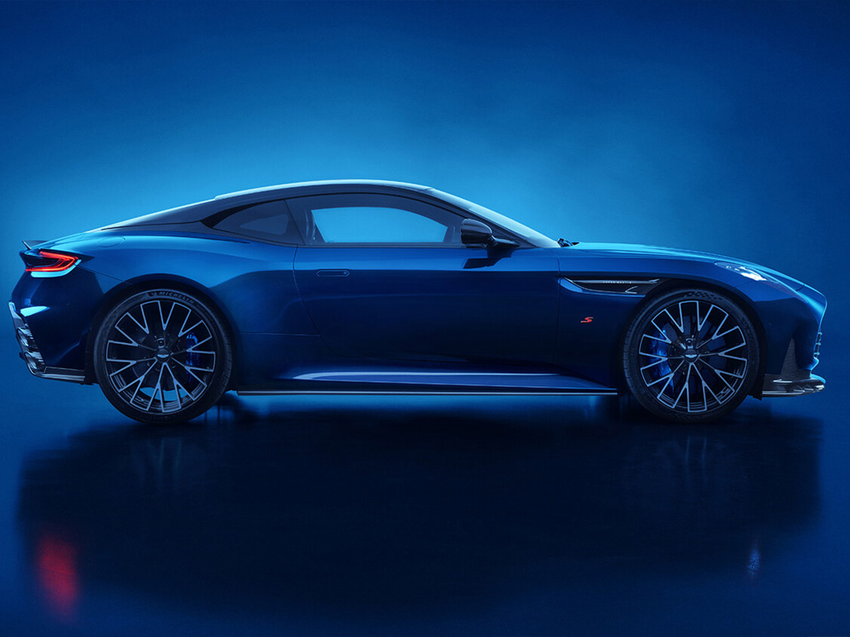 Aston Martin DB12 S visto de perfil