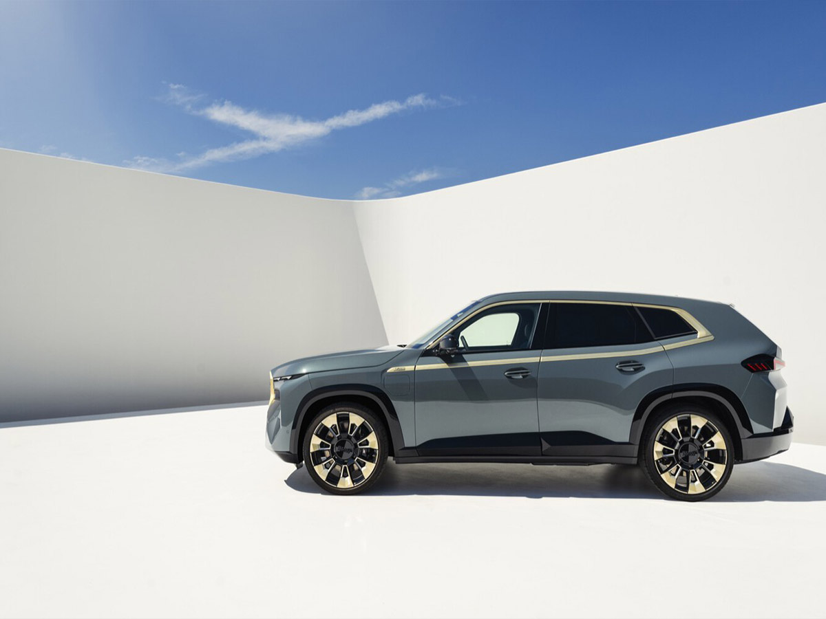 BMW XM azul aparcado