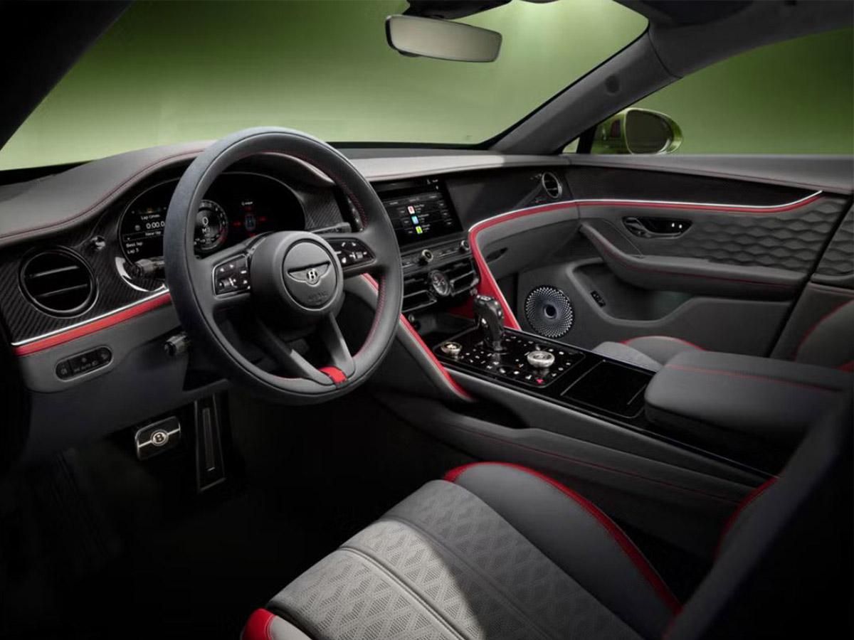 Interior del Bentley Flying Spur, vista del asiento del conductor y del volante.