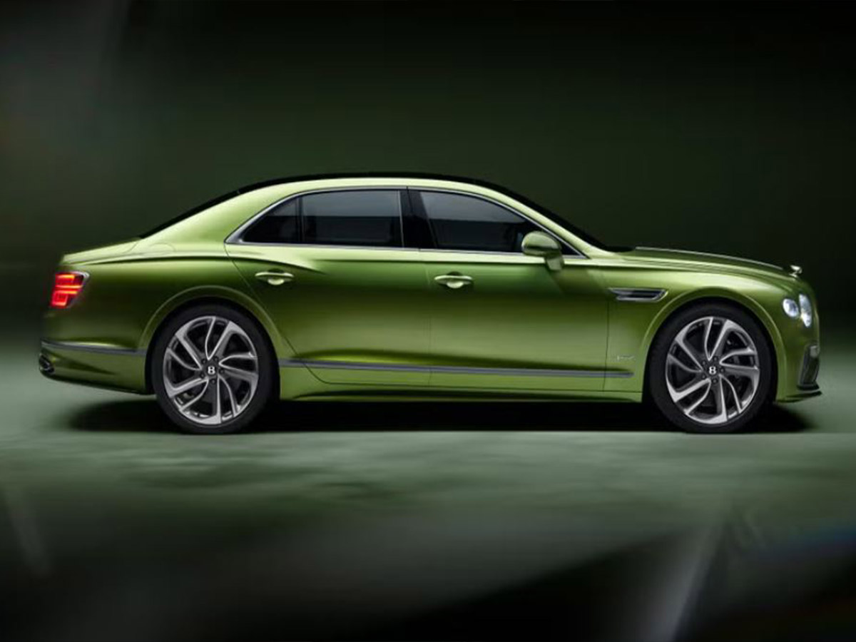Bentley Flying Spur verde visto de perfil