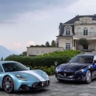 Los 10 mejores coches de lujo del 2025 (y no todos vienen de Europa) Dos coches de lujo de la maca Maserati, ambos de color azul, aparcados en un jardín frente a una casa muy elegante en un día nublado.