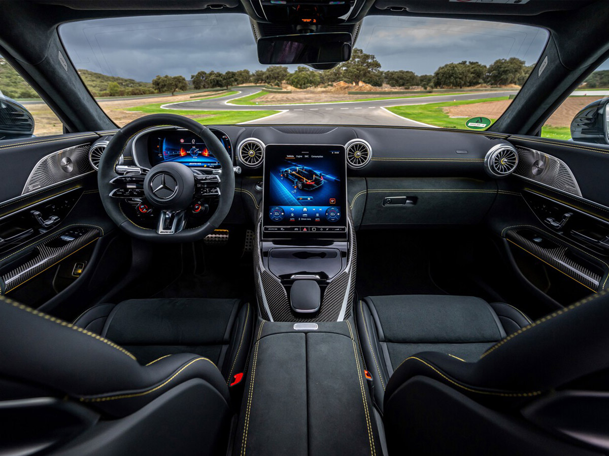 Vista del volante, de la pantalla y de los asientos delanteros del Mercedes-AMG GT