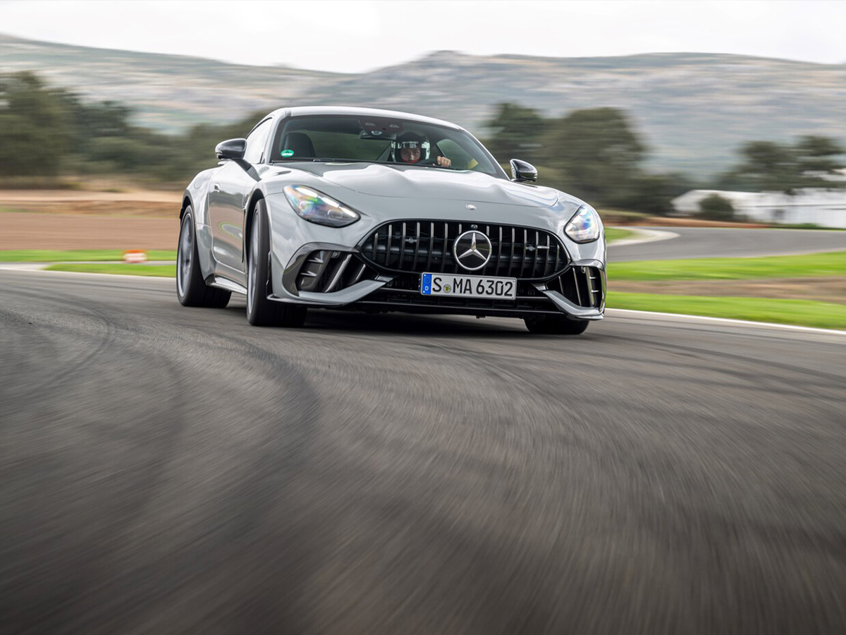Mercedes-AMG GT 63 circulando por un circuito