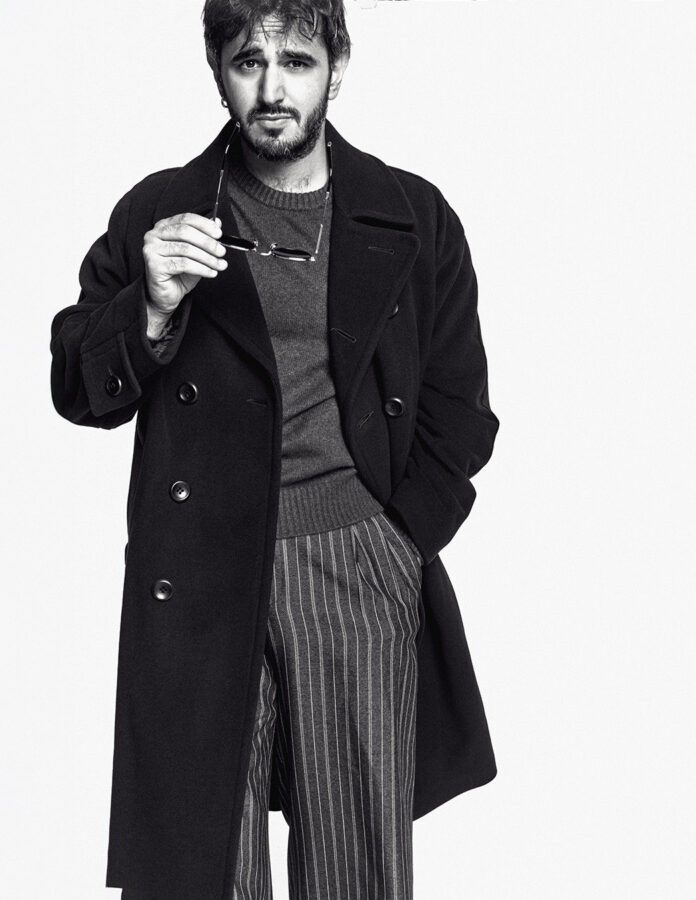 El vocalista de Morat, Juan Pablo Isaza posa en una sesión de fotos para la revista Rísbel.