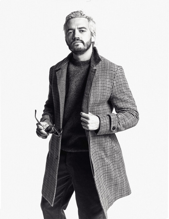 El integrante del grupo Morat posa para Rísbel Magazine en una sesión de fotos en blanco y negro tras ganar el Latin Grammy 2025.