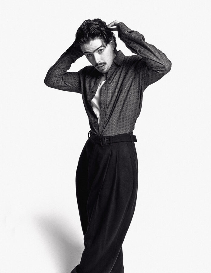 Martín, el batería del grupo colombiano Morat, posa muy elegante en un shooting de moda para la revista masculina Rísbel.