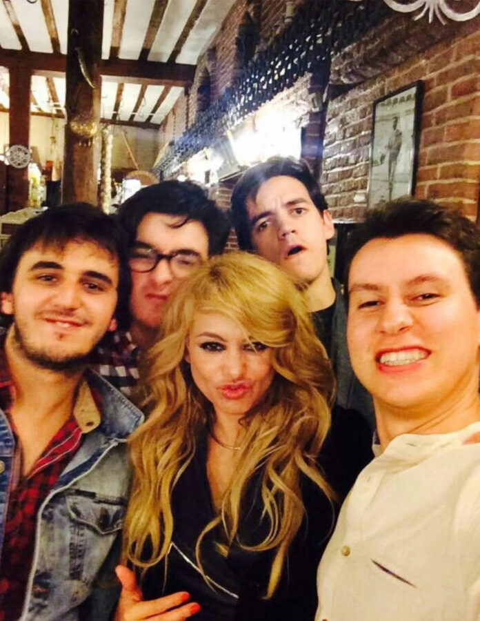 Fotografía que el grupo Morat subió con Paulina Rubio a sus redes sociales en 2015, cuando la conocieron para colaborar.