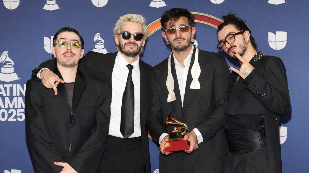 El grupo Morat posa en el photocall de los Latin Grammy 2025 con su galardón.