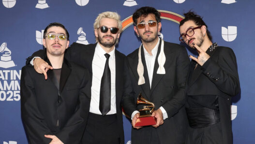El grupo Morat posa en el photocall de los Latin Grammy 2025 con su galardón.