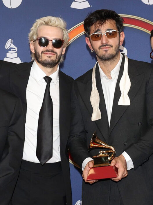 El grupo Morat posa en el photocall de los Latin Grammy 2025 con su galardón.