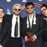 El grupo Morat posa en el photocall de los Latin Grammy 2025 con su galardón.