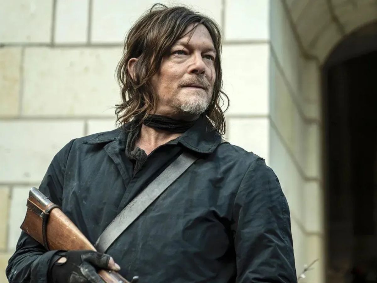 Daryl Dixon en una escena de la serie The Walking Dead en la que aparece sujetando un arma