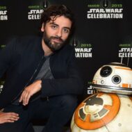 Oscar Isaac volvería a trabajar en Star Wars solo si Disney cumple esta condición Fotografía del actor Oscar Isaac apoyado sobre una maqueta del robot R2D2 en una presentación de Star Wars.