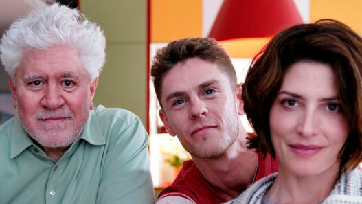 Pedro Almodóvar junto al actor Patrick Criado y la actriz Bárbara Lennie