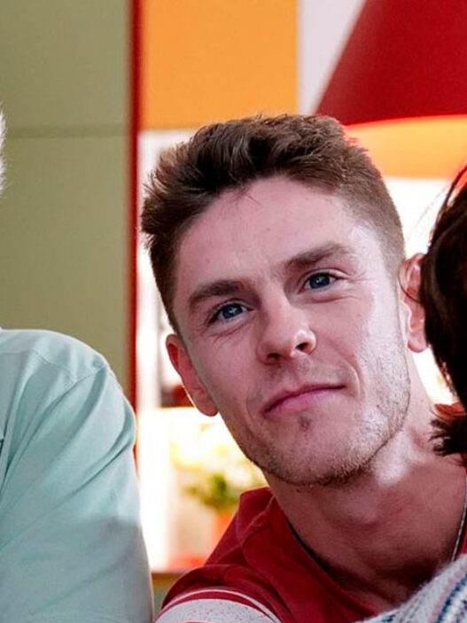 Pedro Almodóvar junto al actor Patrick Criado y la actriz Bárbara Lennie