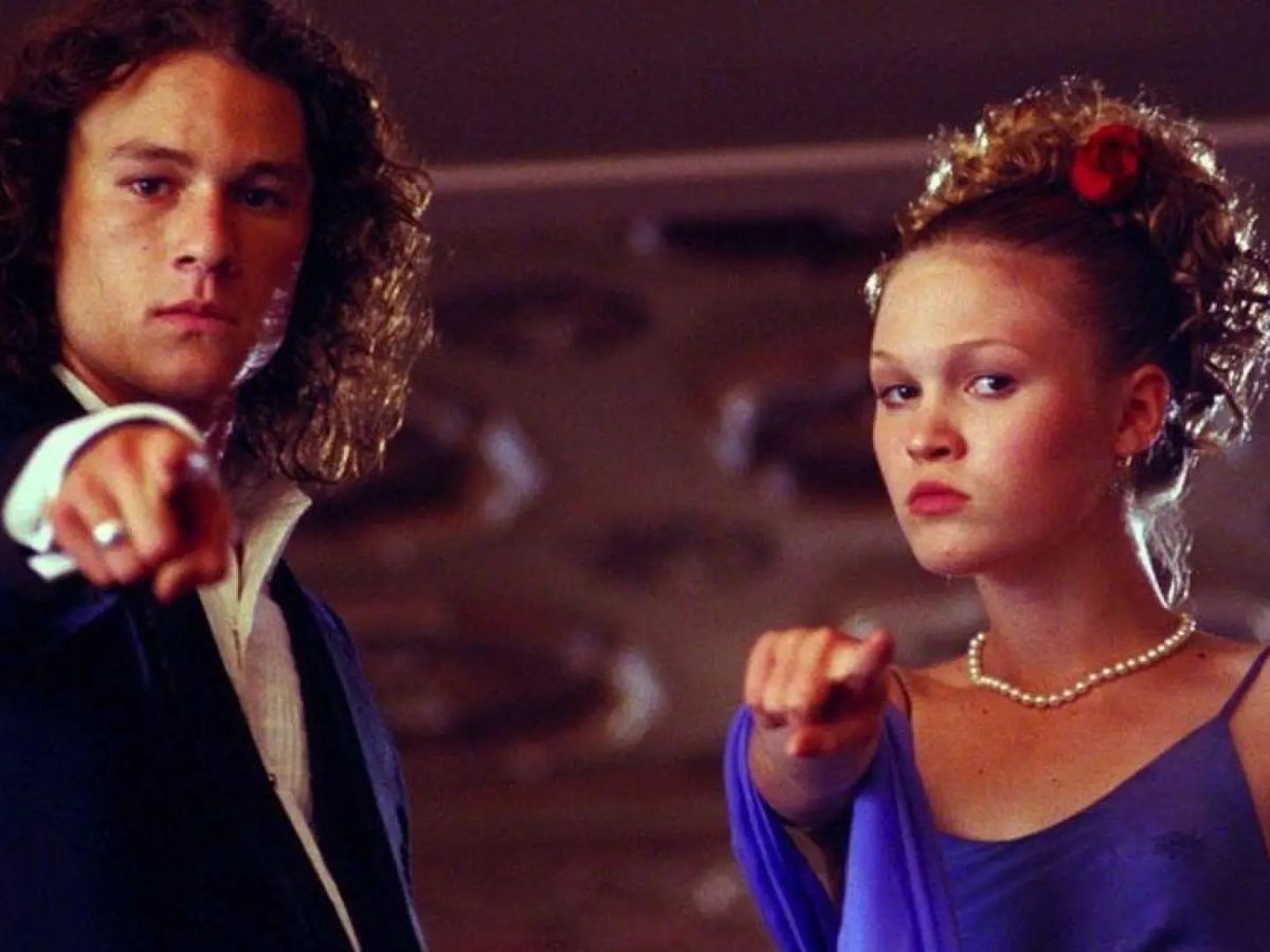 Heath Ledger y Julia Stiles señalando a cámara en una escena de “10 razones para odiarte”, clásico juvenil de los 90