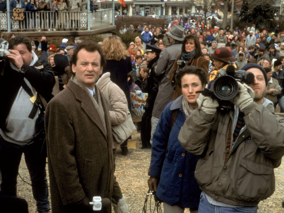 Bill Murray y Andie MacDowell en una escena de “Atrapado en el tiempo”, película familiar de los años 90