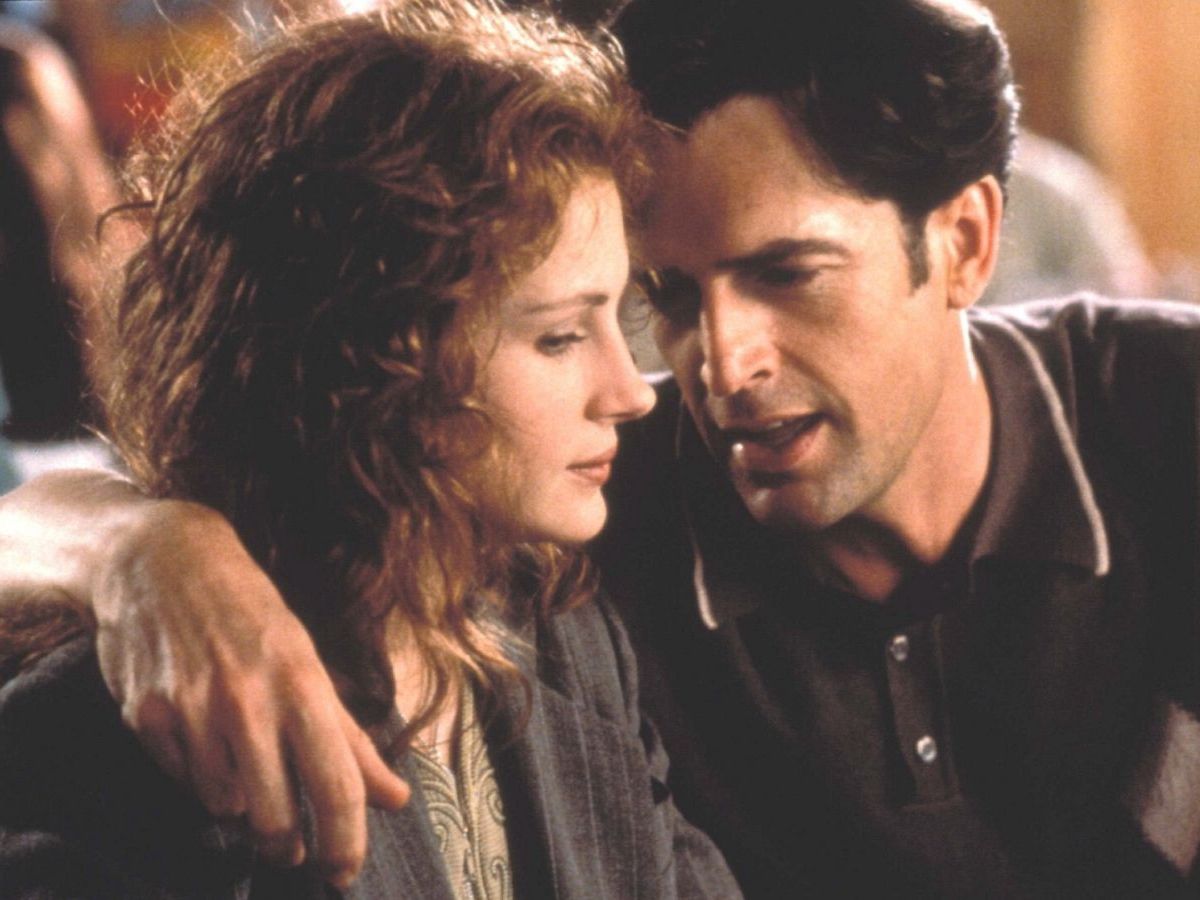 Julia Roberts en una escena íntima de “La boda de mi mejor amigo”, comedia romántica de los 90