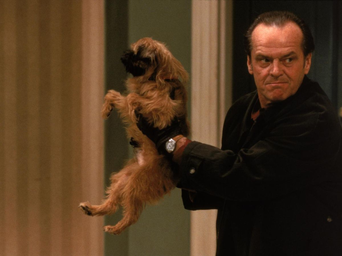 Jack Nicholson sosteniendo a un perro en “Mejor… imposible”, comedia de los 90