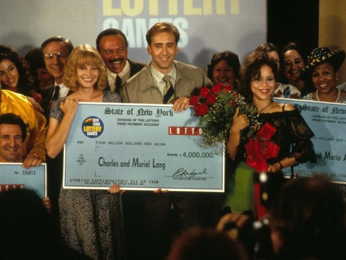 Nicolas Cage y Rosie Perez celebrando un premio en “Te puede pasar a ti”, comedia familiar de los 90