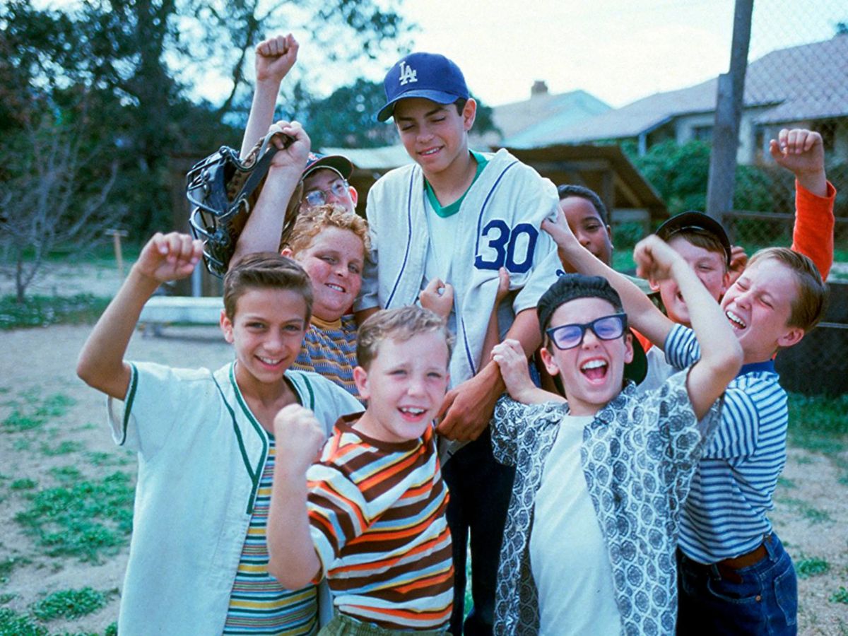 Niños celebrando en “The Sandlot”, película de aventuras familiares de los 90