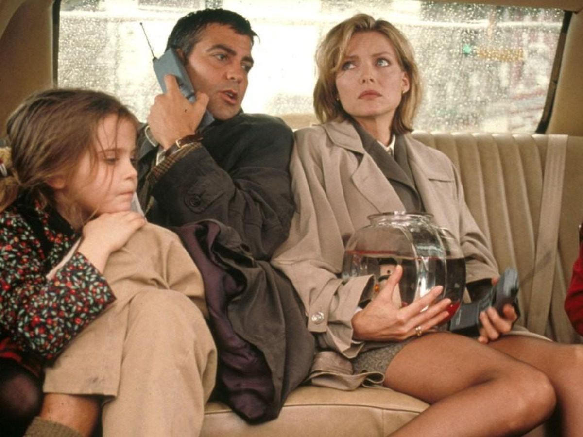 Escena de “Un día inolvidable” con George Clooney y Michelle Pfeiffer en el coche, película familiar de los 90