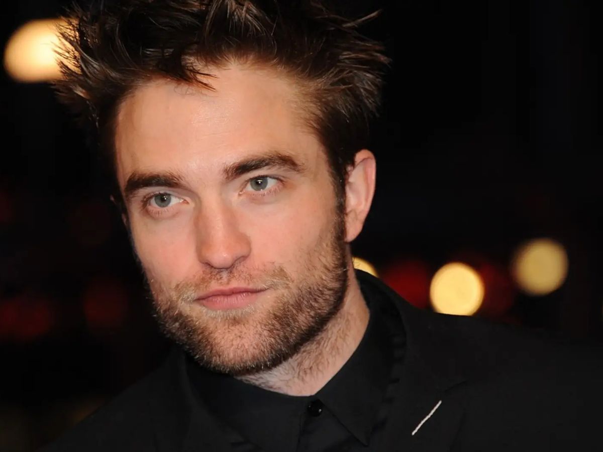 Retrato del actor Robert Pattinson con barba de unos días y serio