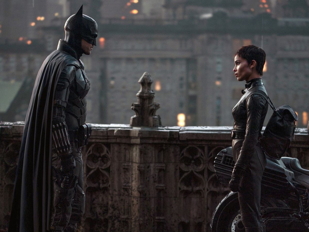 Robert Pattinson vestido de Batman frente a la actriz Zoë Kravitz, en una escena de la película The Batman parte 2.