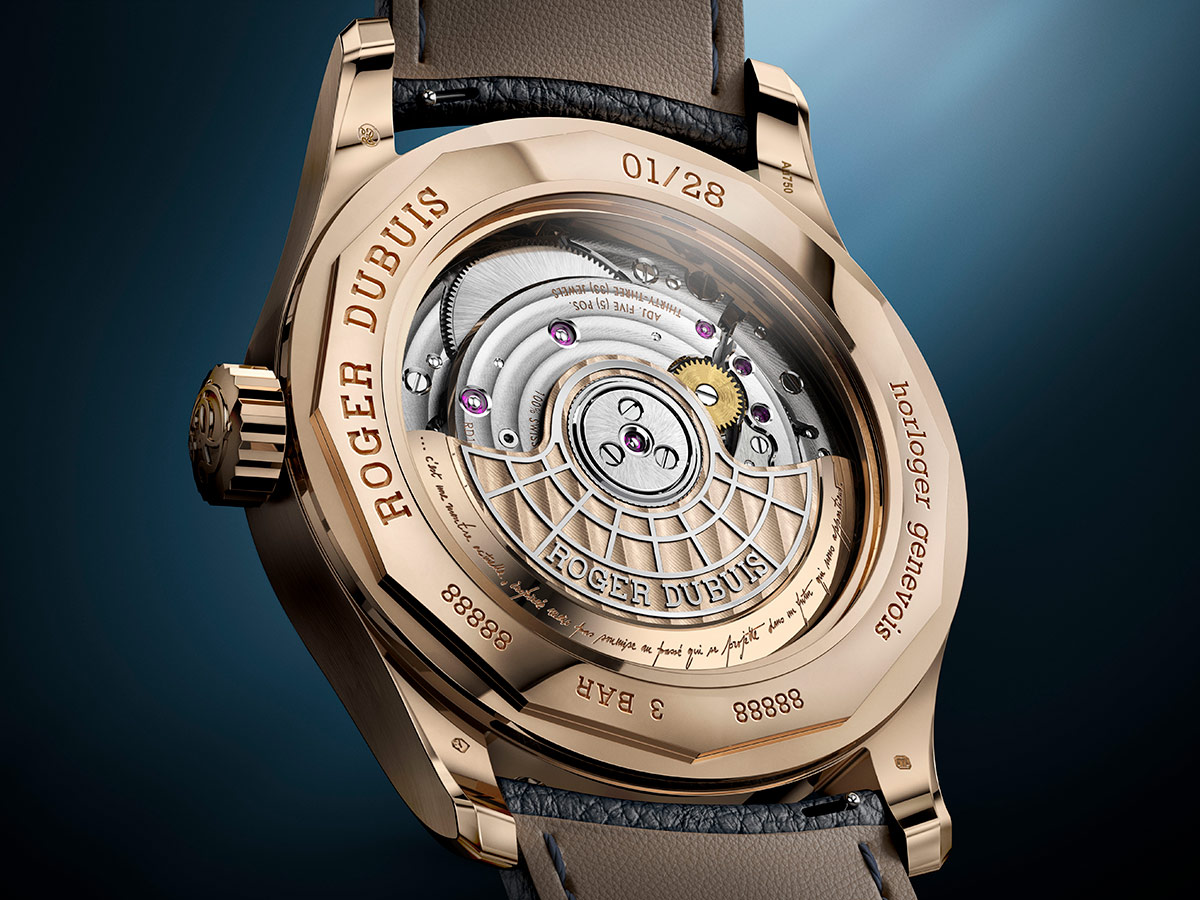 reverso del reloj Roger Dubuis Hommage La Placide con calibre RD1472 visible a través del fondo transparente