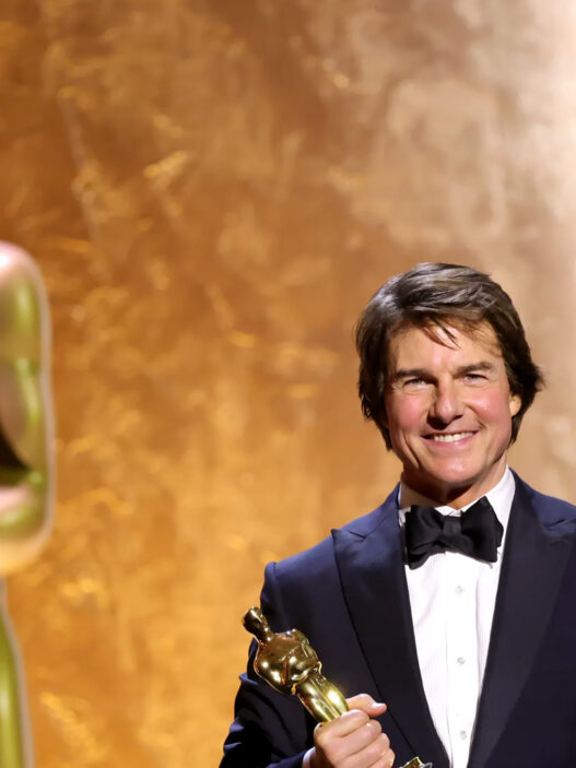 Tom Cruise con el Oscar en la mano 17 de noviembre de 2025
