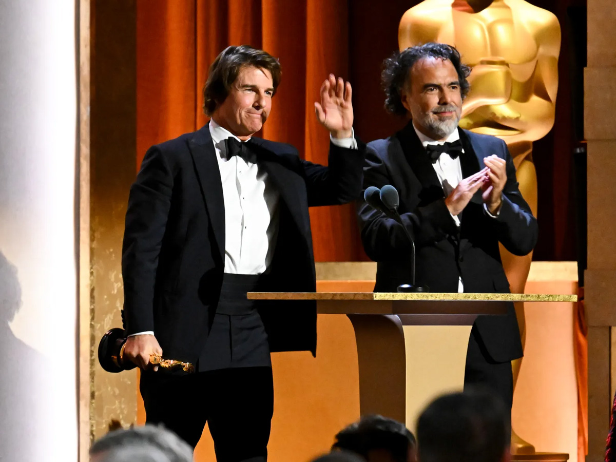 Tom Cruise junto al director de cine Alejandro González Iñárritu recogiendo su premio Oscar honorífico el 17 de noviembre de 2025
